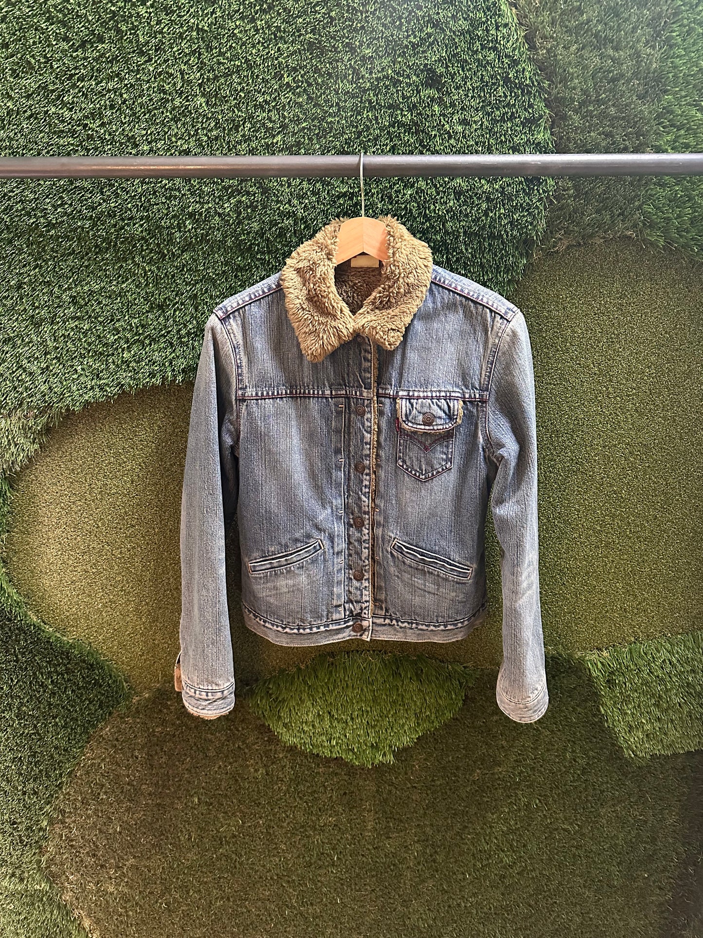 00s Levi’s Fur Lined Buckleback Denim Jacket - M