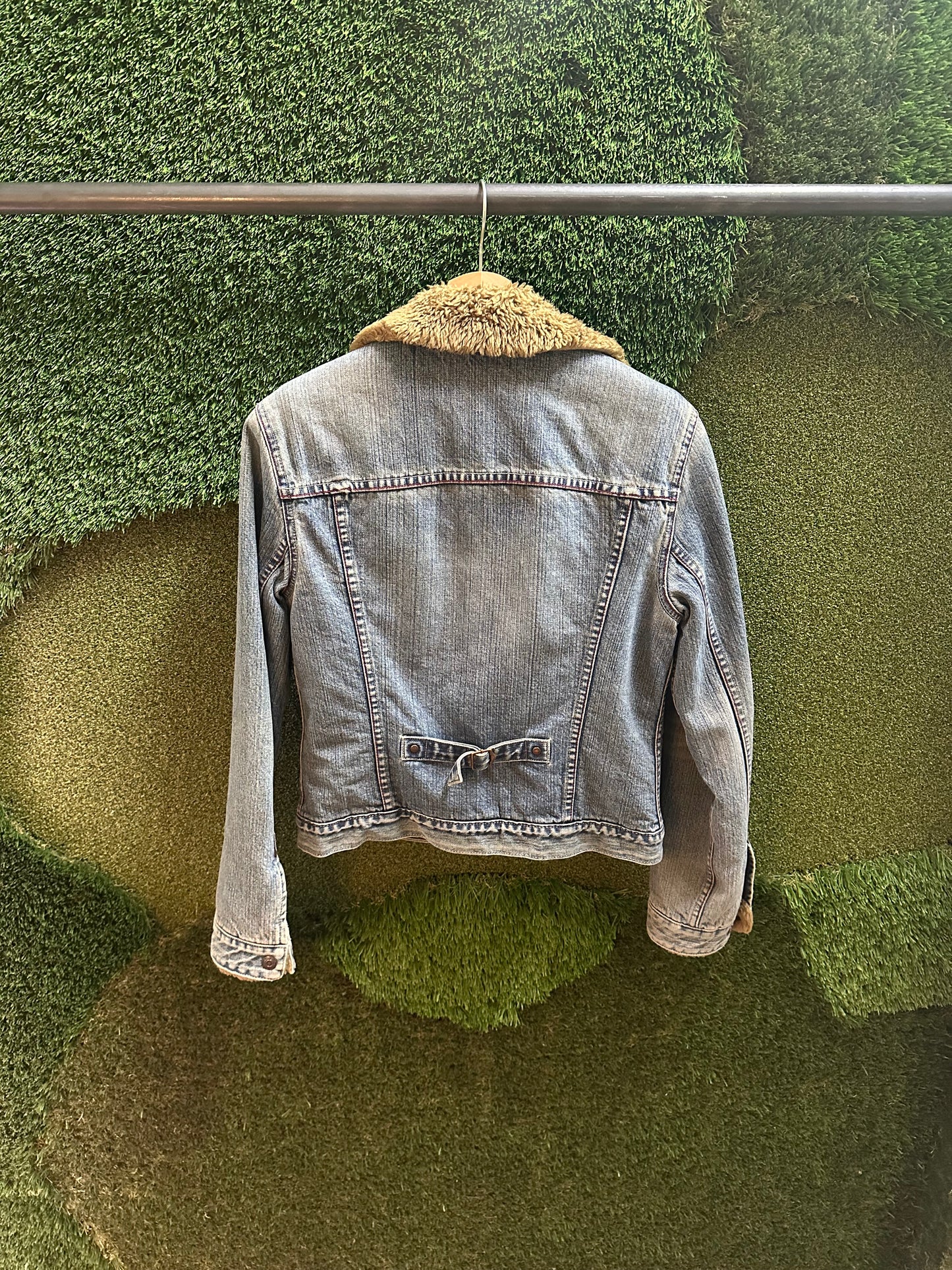 00s Levi’s Fur Lined Buckleback Denim Jacket - M