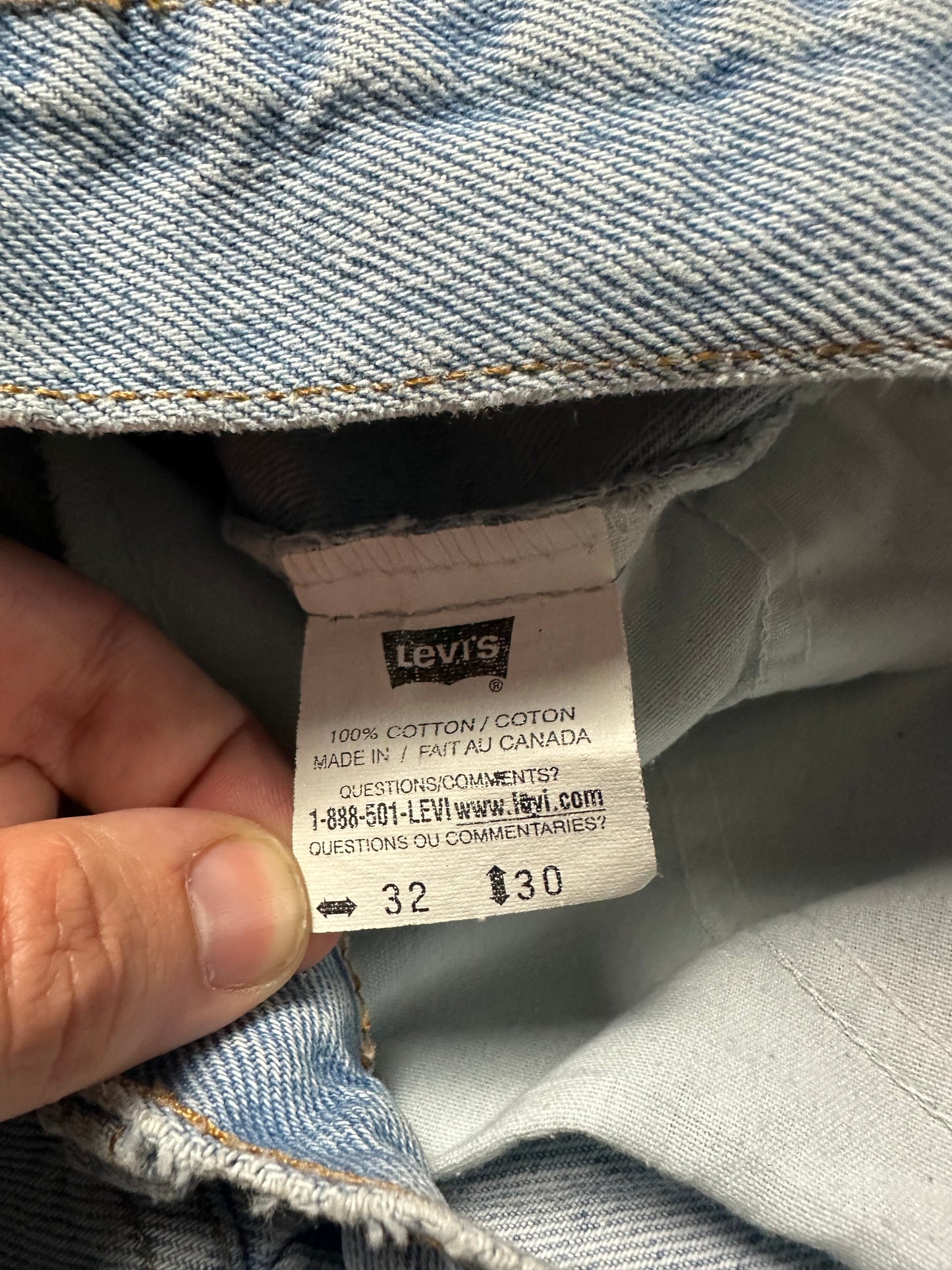 Vintage Levi’s Ripped Lightwash Jeans - 32