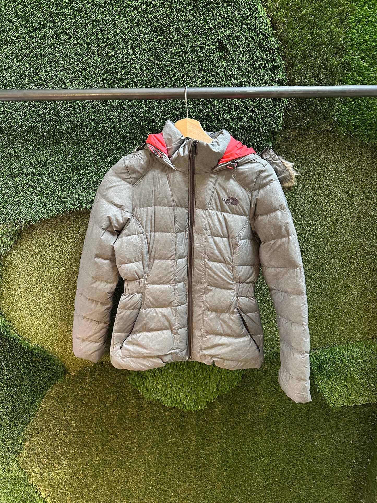 The North Face 550 Hooded Puffer Jacket - XS