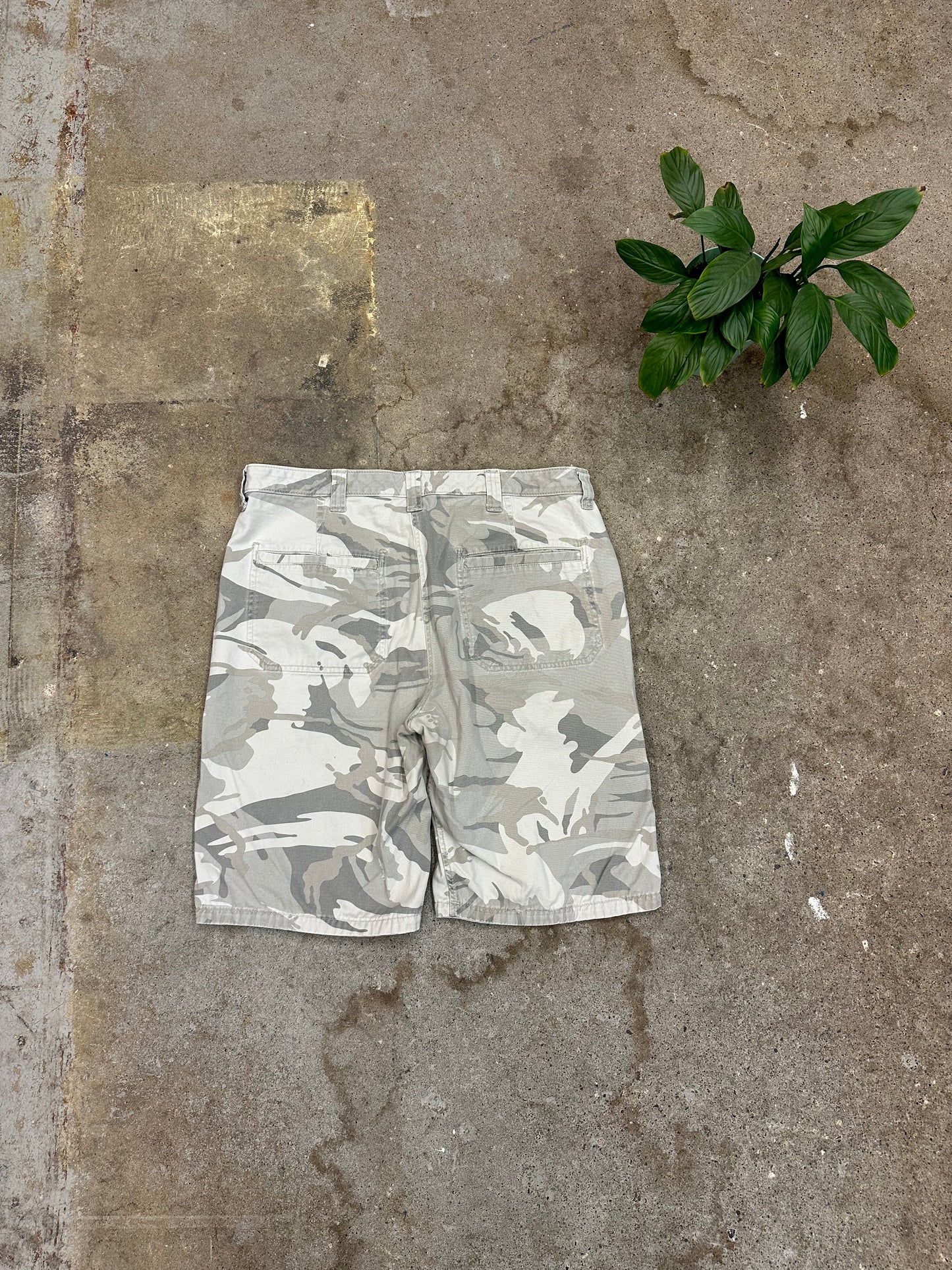 00s Wrangler White Camouflage Reversible Cargo Shorts - 36