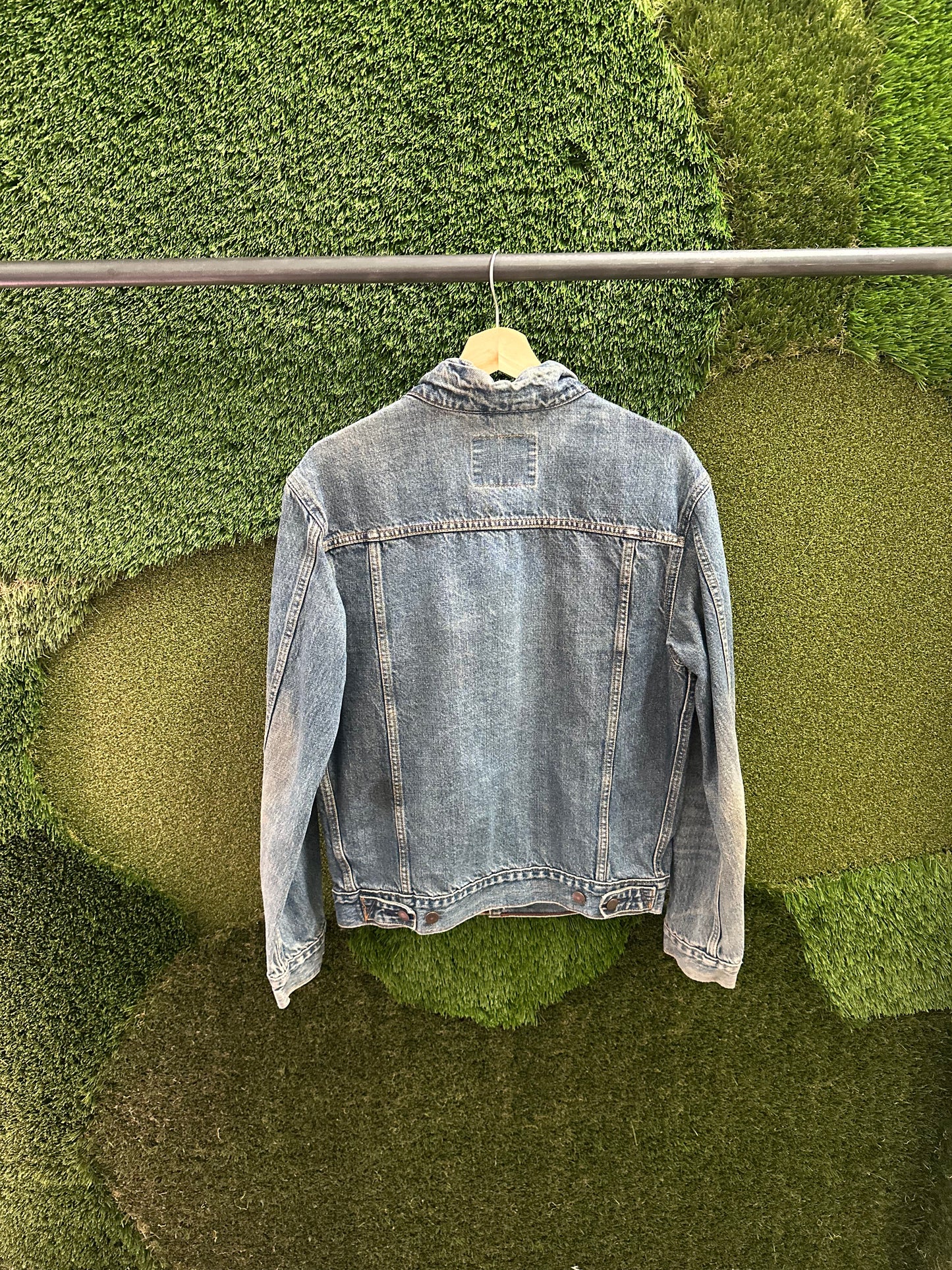 Levi’s Mid Wash Denim Jacket - M