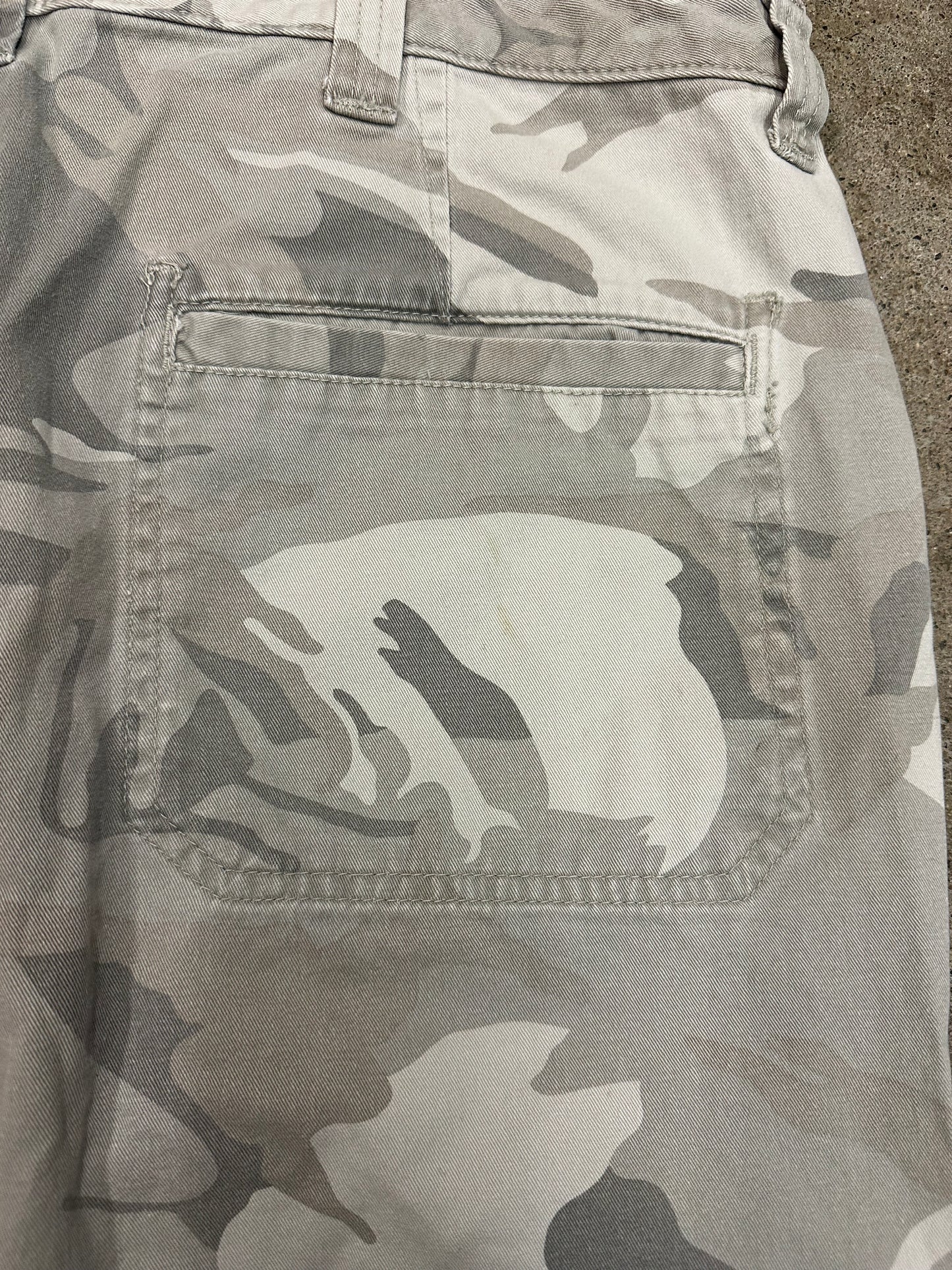 00s Wrangler White Camouflage Reversible Cargo Shorts - 36