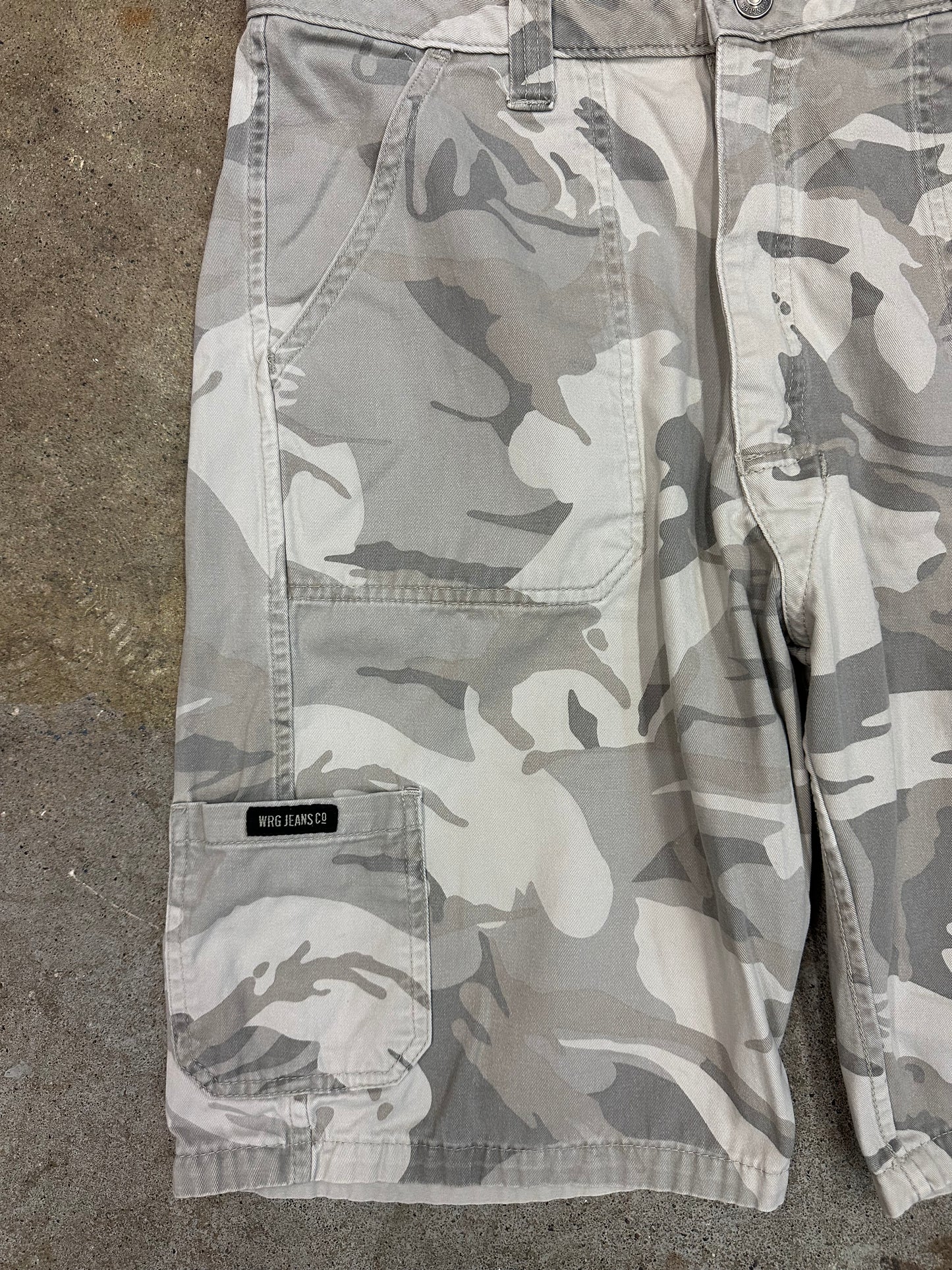 00s Wrangler White Camouflage Reversible Cargo Shorts - 36