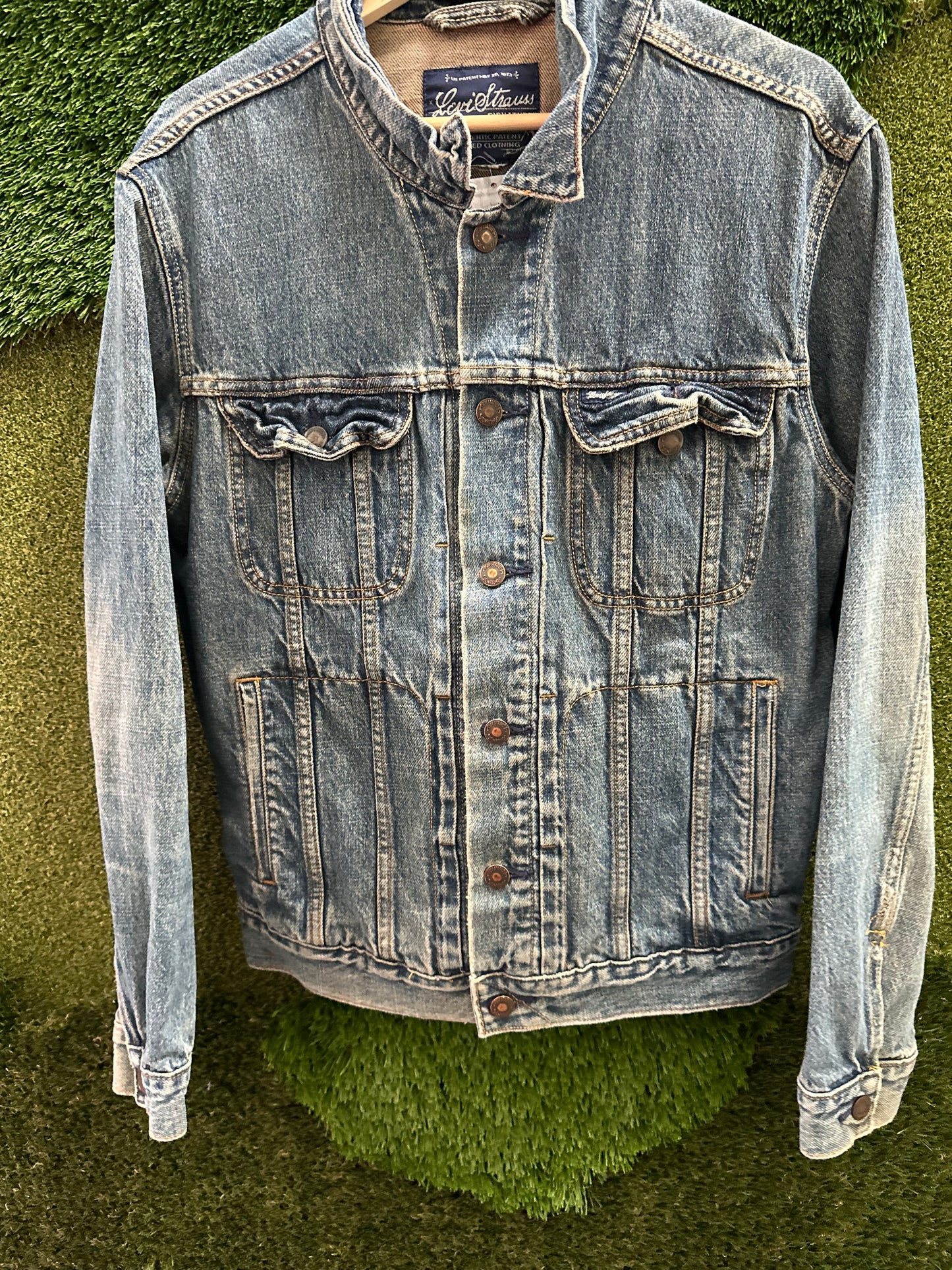 Levi’s Mid Wash Denim Jacket - M