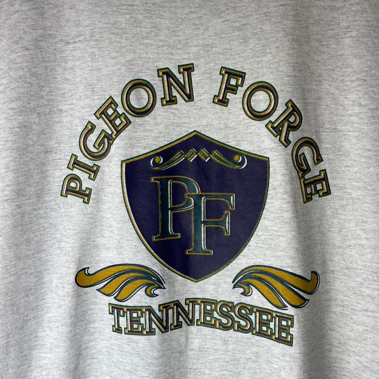 Vintage Pigeon Forge Tennessee Shield T-shirt - L